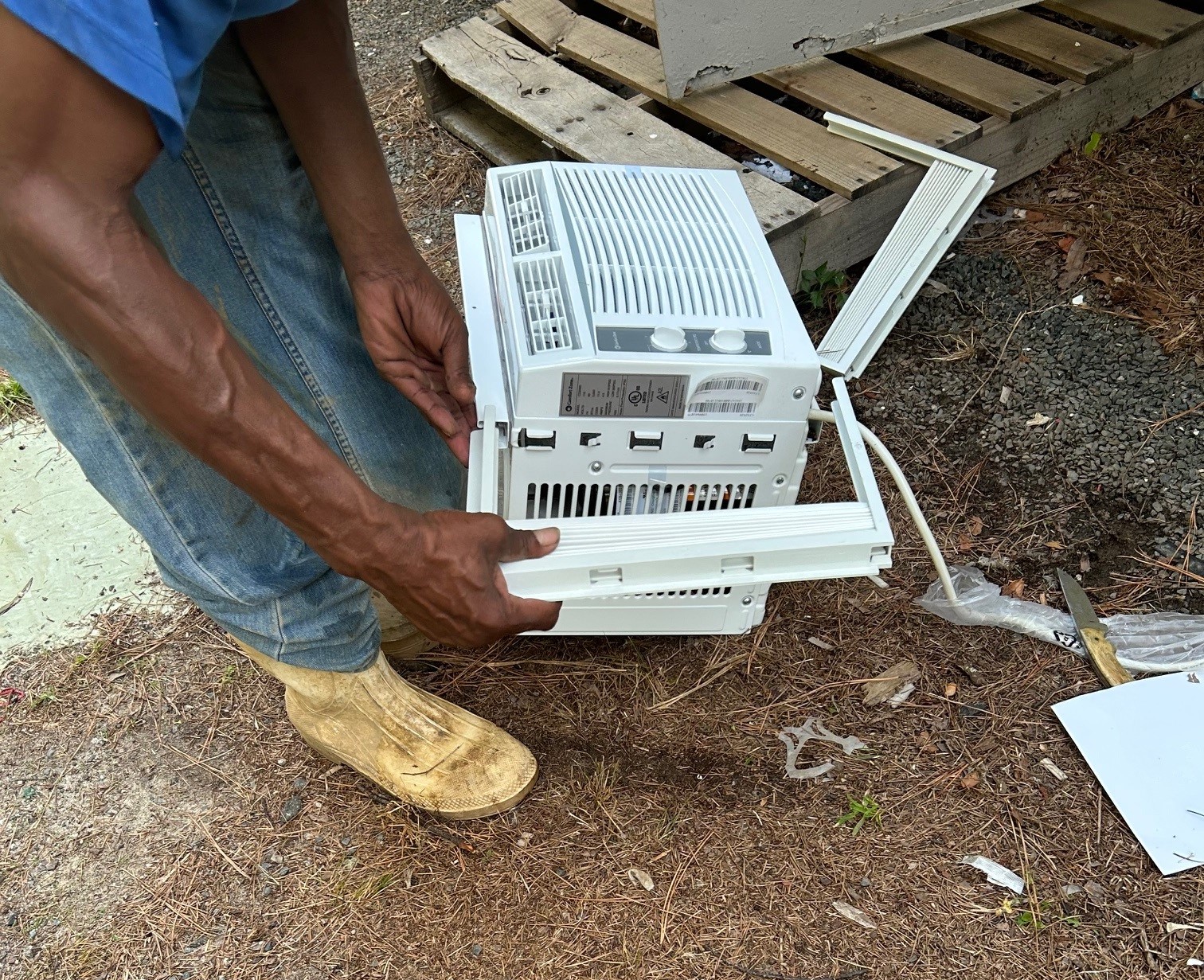 Migrant camps receive air conditioning, internet access with help of coalition